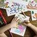 Niña coloreando un dibujo infantil